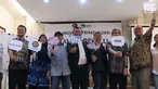 Peneliti Netgrit bersama Komisioner KPU Iham Saputra saat peluncuran situs Kawal Pemilu di Jakarta, (20/3). Netgrit mengajak warga mengawal Pemilu 2019 dengan mengupload foto hasil pemungutan suara ke www.kawalpemilu.org. (Liputan6.com/Helmi Fithriansyah)