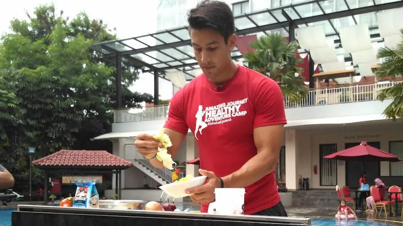 Bobby Ida memperlihatkan keahlian lainnya yaitu memasak (Foto: Benedikta Desideria)