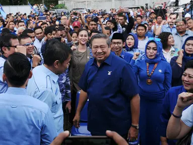Ketua Umum Partai Demokrat, Susilo Bambang Yudhoyono (kedua kanan) usai menyampaikan pidato politik tahun 2018 di Cibinong, Kab Bogor, Jumat (5/1). Dalam pidatonya, SBY menyampaikan lima hal terkait Pilkada 2018. (Liputan6.com/Helmi Fithriansyah)