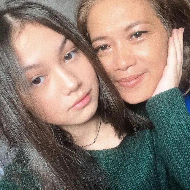 6 Potret Kebersamaan Saskia Chadwick dan Ibunda, Penuh Kehangatan