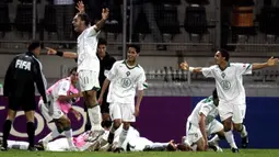 Selebrasi para pemain Maroko setelah mencetak gol ke gawang Jepang dalam laga Piala Dunia U-20 2005 di Enchede, Belanda (21/6/2005). Kesuksesan Maroko di ajang Piala Dunia U-20 ditandai dengan keberhasilan mereka menempati peringkat keempat pada edisi 2005 di Belanda setelah kalah 1-2 dari Brasil dalam laga perebutan tempat ketiga. (AFP/Aris Messinis)