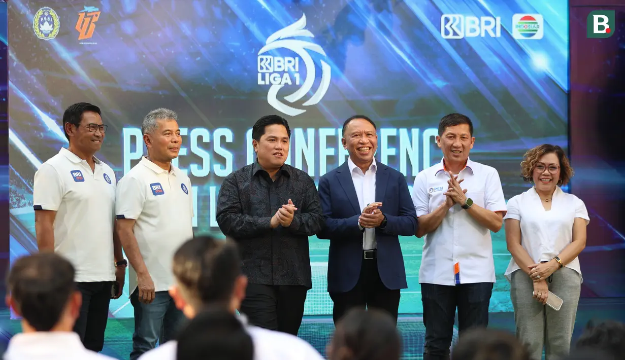 Ketum PSSI Erick Thohir (ketiga kiri) bersama Waketum PSSI Zainudin Amali (ketiga kanan), Dirut BRI Sunarso (kedua kiri), Wadirut BRI Catur Budi Harto (kiri), Dirut LIB Ferry Paulus (kedua kanan) dan Direktur Programming SCM Harsiwi Achmad (kanan) saat peluncuran BRI Liga 1 2023/2024 di Jakarta, Senin (26/6/2023). (Bola.com/Abdul Aziz)