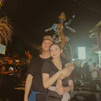 Rizky Febian dan Mahalini di acara pengerupukan. [Foto: Instagram/rizkyfbian]