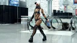 Cosplayer Barbie Chula tiba pada hari pertama New York Comic Con 2021 di Jacob Javits Center, New York, Amerika Serikat, 7 Oktober 2021. New York Comic Con 2021 merupakan acara budaya pop terbesar di East Coast yang berlangsung selama empat hari ini. (TIMOTHY A. CLARY/AFP)