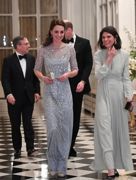 Kate Middleton berbincang dengan istri Duta Besar Inggris Edward Llewellyn sebelum makan malam di Kedutaan Besar Inggris di Paris (17/3). Kate dan William akan mengunjugi tempat serangan teror di gedung konser Bataclan. (AFP Photo/Pool/Eric Feferberg)