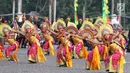 Atraksi tari kolosal menampilkan tarian khas dari berbagai wilayah di Indonesia memeriahkan peringatan HUT Bhayangkara ke-71 di Monas, Jakarta, Senin (10/7). Atraksi itu menunjukkan Polri mendukung keberagaman di Indonesia. (Liputan6.com/Angga Yuniar)