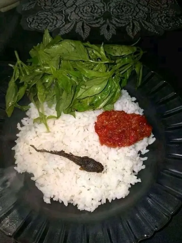 7 Potret Menu Makan Nyeleneh Lauknya Irit Banget Ini Bikin Kasihan