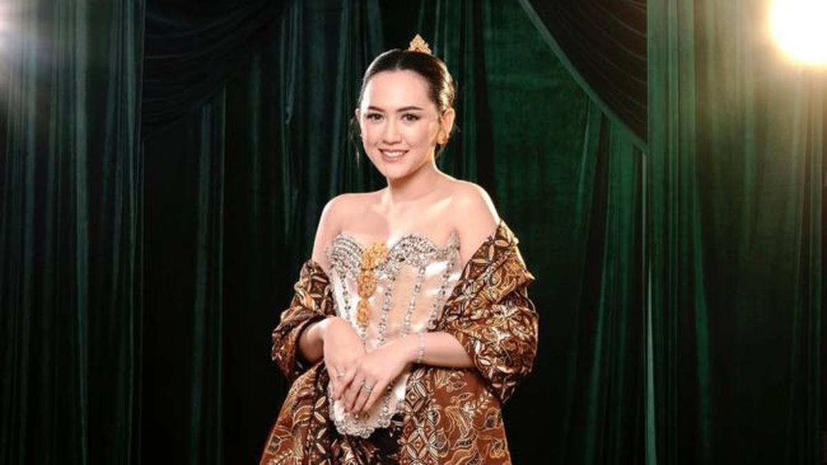 5 Model Baju Batik dan Kebaya ala Happy Asmara, Inspirasi Tampil Elegan ke Berbagai Acara