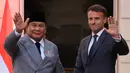 Presiden Prancis Emmanuel Macron (kanan) menyambut Presiden Republik Indonesia Prabowo Subianto menjelang pertemuan di Istana Kepresidenan Elysee, Paris, Kamis 28 Mei 2026. (Ludovic Marin/Pool Photo via AP)