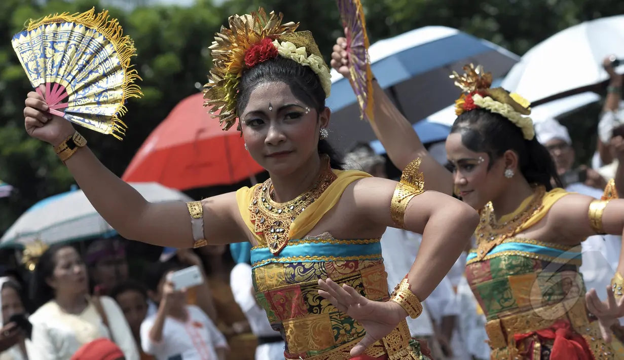 Sejumlah penari mengikuti prosesi Tawur Agung di Serang, Banten, Jumat (20/3/2015). Upacara tersebut merupakan ritual sebelum tapa brata penyepian dengan sembahyang dan diakhiri pembakaran ogoh-ogoh. (Liputan6.com/Andrian M Tunay)