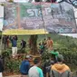 Masyarakat dua desa yang tergabung dalam Forum Tugu Bergerak memasang spanduk dengan narasi 'Stop Perusakan Kebun Teh dan Lahan Resapan' di Rindu Alam, Puncak, Kecamatan Cisarua, Kabupaten Bogor, Selasa (16/1/2024). (Foto:Liputan6/Achmad Sudarno)