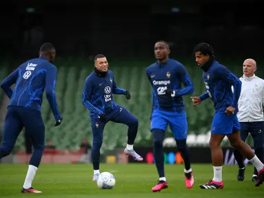 Penyerang Prancis, Kylian Mbappe (tengah) dan rekan satu timnya ambil bagian dalam sesi latihan tim di Stadion Aviva di Dublin, Irlandia pada 26 Maret 2023. (AFP/Franck Fife)