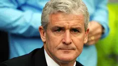 Gaya manajer Manchester City, Mark Hughes melihat anak-anak asuhannya bertanding melawan Wigan Athletic dalam lanjutan EPL yang digelar di DW Stadium, Wigan, 18 Oktober 2009. Hasil akhir 1-1. AFP PHOTO/PAUL ELLIS