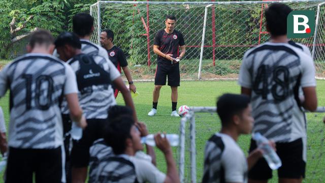 Foto: Nasib Di Ujung Tanduk, Carlos Pena Geber Latihan Persija Meski Sedang Libur Liga 1