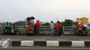 Pengendara sepeda motor menepikan kendaraannya di atas jalan layang Pasar Rebo, Jakarta, Sabtu (14/1). Setiap hari, jalan layang tersebut menjadi tempat untuk menghabiskan waktu bagi warga sekitar serta pemotor. (Liputan6.com/Immanuel Antonius)