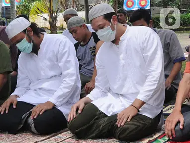 Umat muslim dengan mengenakan masker melaksanakan salat Jumat di Masjid Raya Cinere, Depok, Jawa Barat, Jumat (20/3/2020). Masjid Raya Cinere tetap menggelar salat Jumat di tengah penyebaran virus corona Covid-19, meski begitu jemaah diimbau tetap menjaga kesehatan. (merdeka.com/Arie Basuki)