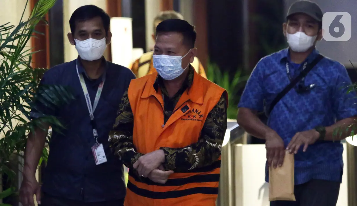 Kepala Kantor Wilayah (Kakanwil) Badan Pertanahan Nasional (BPN) Provinsi Riau, M Syahrir (tengah) menuju mobil tahanan usai rilis penetapan penahanan di Gedung Merah Putih KPK, Jakarta, Kamis (1/12/2022). KPK menahan Syahrir untuk masa penahanan pertamanya selama 20 hari ke depan di Rutan KPK. (Liputan6.com/Helmi Fithriansyah)