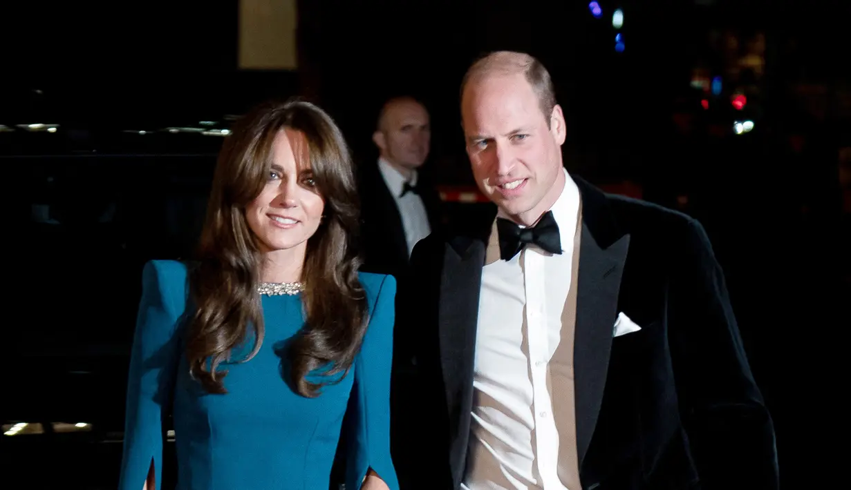 <p>Perempuan 41 tahun itu hadir bersama suaminya, Pangeran William, yang juga tampil menawan dalam balutan tuksedo beludru. (Aaron Chown / POOL / AFP)</p>