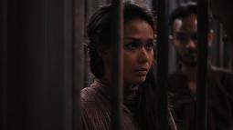 Melalui akun Instagram, Adinia Wirasti sendiri kerap mengunggah di balik layar saat syuting film atau serial televisi. Berbagai pujian pun diberikan oleh adik dari Sara Wijayanto ini atas akting yang dimainkan. (Liputan6.com/IG/@theadiniawirasti)