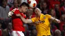 Pemain Benfica, Guilherme Siqueira (kiri) berebut bola atas dengan Stephan Lichtsteiner (Juventus) dalam laga pertama semifinal Liga Europa di stadion Luz, Lisbon (25/4/2014). (REUTERS/Rafael Marchante)