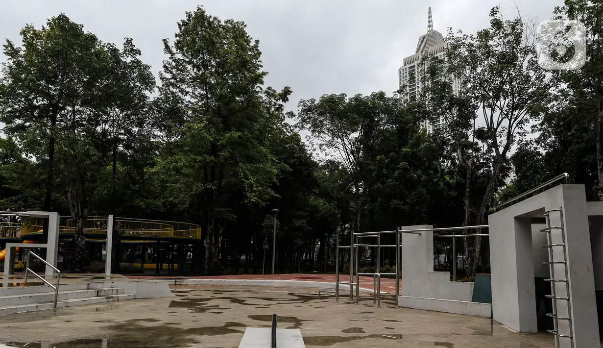 Suasana pada siang hari di Taman Puring, Jakarta, rabu (18/3/2020). Selama sekitar dua pekan itu, taman akan dibersihkan dan disterilisasi untuk mencegah penyebaran virus corona (COVID-19). (Liputan6.com/Johan Tallo)