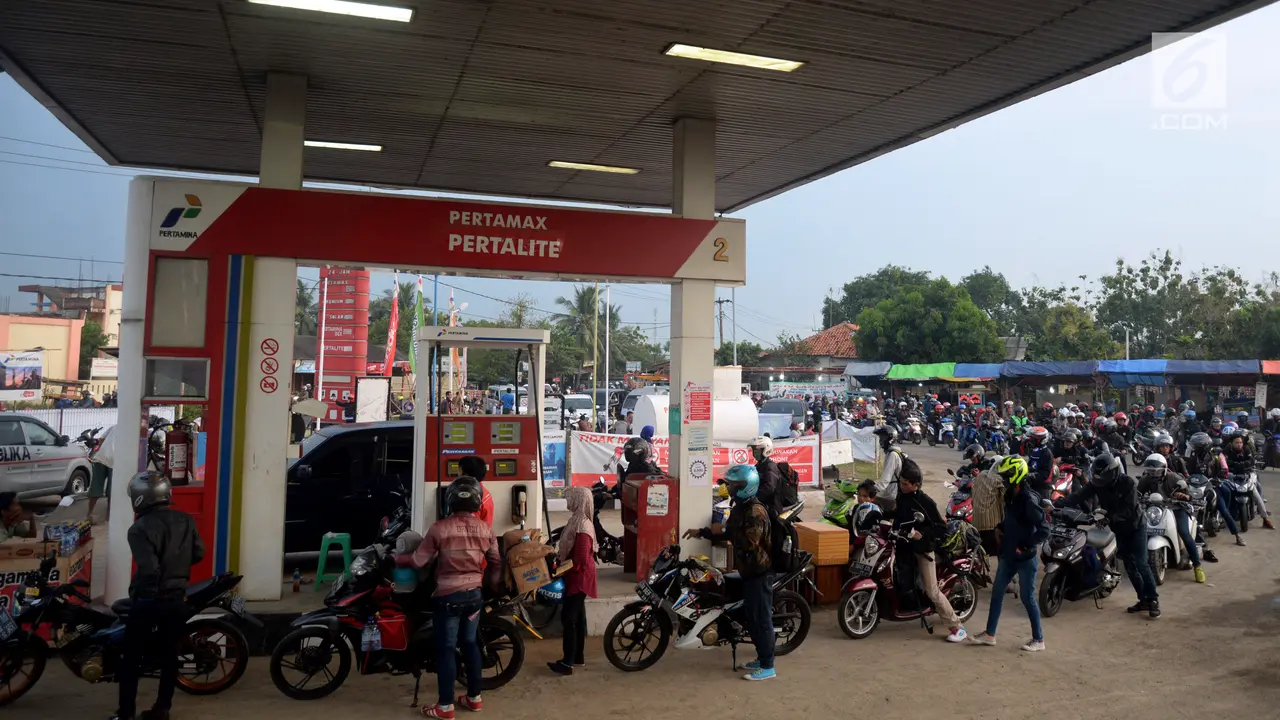 Isi BBM, Antrean Pemudik Motor Mengular di Indramayu
