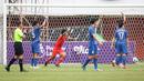 Sepanjang babak pertama laga berjalan alot. Myanmar sempat membuat gol di pertengahan babak pertama melalui Shine Wanna Aung namun akhirnya dianulir wasit akibat sang pemain telah terperangkap offside terlebih dahulu sebelum mencetak gol. (Bola.com/Bagaskara Lazuardi)