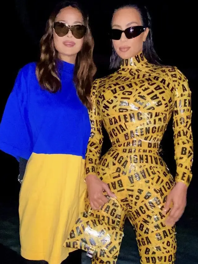 Resmi Bercerai dengan Kanye West, Tubuh Kim Kardashian Dibalut Selotip Kuning Bertuliskan Balenciaga di Paris Fashion Week