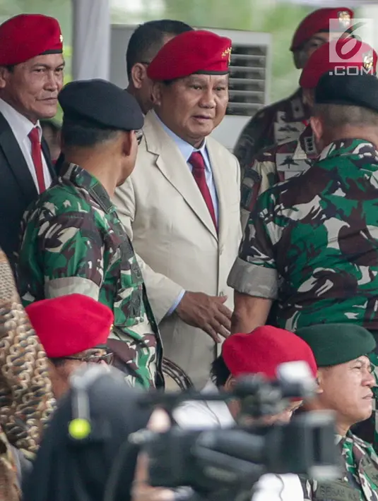 Mantan Danjen Kopassus, Prabowo Subianto menghadiri peringatan HUT ke-67 Komando Pasukan Khusus (Kopassus) di Cijantung, Jakarta Timur, Rabu (24/4/2019). Acara itu juga dihadiri oleh para kepala staf TNI, dan Panglima TNI Marsekal TNI Hadi Tjahjanto. (Liputan6.com/Faizal Fanani)