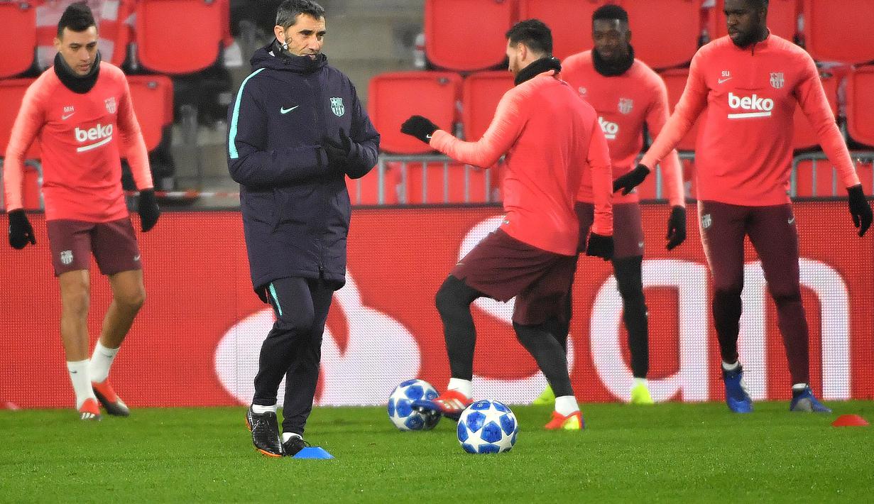 Pelatih Barcelona, Ernesto Valverde mengakui akan sedikit kesulitan saat timnya bertemu PSV dalam laga lanjutan Grup B Liga Champions , Rabu (28/11). Karena dalam laga kali ini Luis Suarez diragukan tampil karena cedera. (AFP/Emmanuel Dunand)