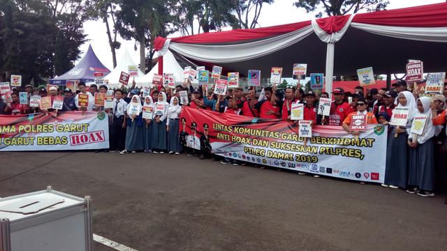 Ratusan peserta penggalangan dana korban tsunami Selat Sunda dari berbagai komunitas nampak kompak mengkampanyekan anti hoaks