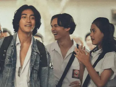 Memulai karier pada tahun 2013, Abidzar Al Ghifari sudah membintangi ragam judul sinetron. Ini adalah potretnya ketika syuting film Balada Si Roy pada 2023 lalu. Diketahui film tersebut menjadi pertamanya yang di mana ia didapuk sebagai pemeran utamanya. Adu akting dengan Febby Rastanty, Abidzar sukses membangun chemistry hingga sampai ke hati penonton. (Liputan6.com/IG/@abidzar73)