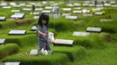 Ziarah kubur merupakan aktivitas mengunjungi makam untuk mendoakan orang tua, saudara, atau kerabat yang sudah meninggal dunia. (merdeka.com/Arie Basuki)