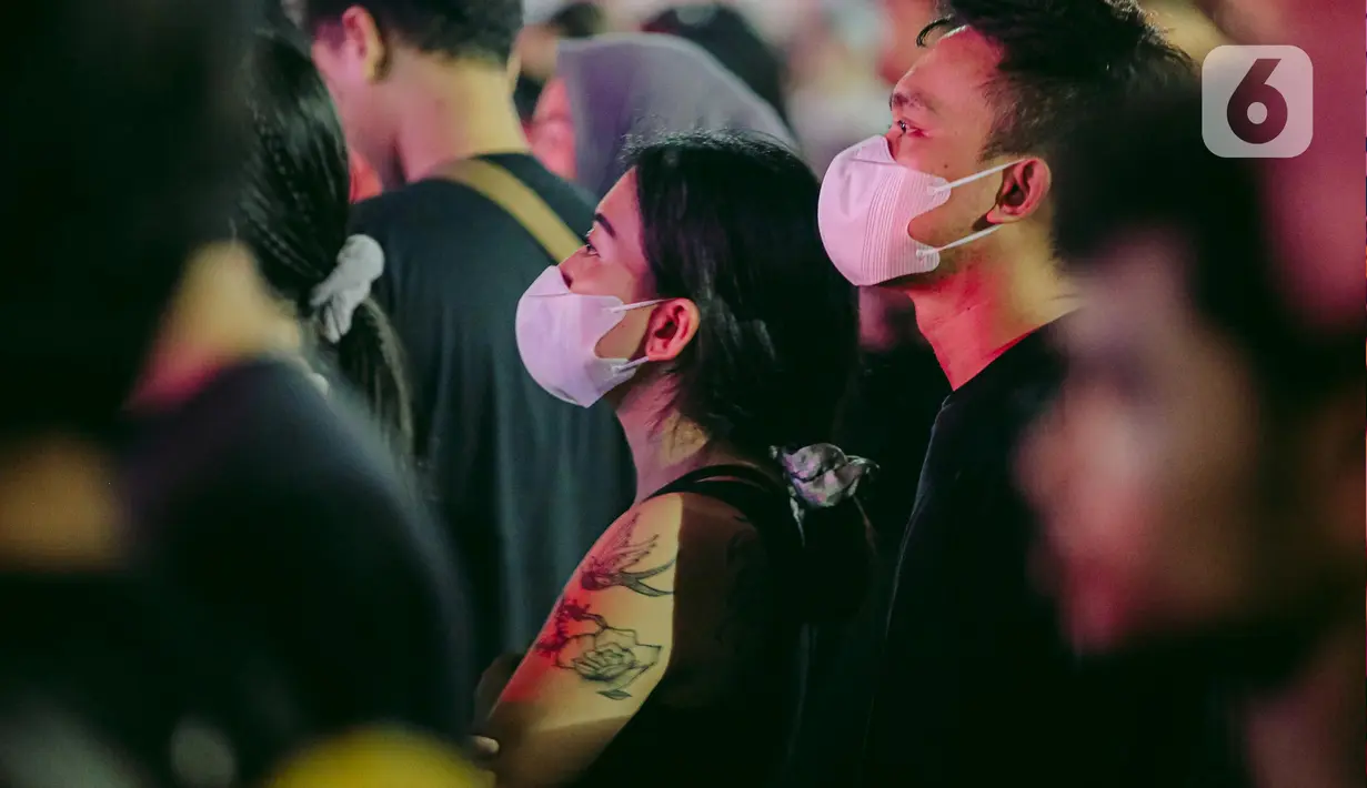Penonton menyaksikan pertunjukan musik pada hari pertama Synchronize Fest 2022 di Gambir Expo, Kemayoran, Jakarta, Jumat (7/10/2022). Nama-nama musisi dan band terkenal seperti .Feast, Efek Rumah Kaca, Radja, Project Pop, Jason Ranti, Endah N Rhesa, sampai David Bayu meramaikan panggung di Synchronize Fest 2022. (Liputan6.com/Faizal Fanani)