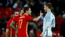 Gelandang Inggris, Eric Dier (kanan), bersitegang dengan pemain Spanyol, Ander Herrera, dalam laga persahabatan di Stadion Wembley, Selasa (15/11/2016). (Reuters/Eddie Keogh)