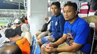 Tim pelatih Arema Cronus, Kuncoro (kanan) dan Joko Susilo (Bola.com/Kevin Setiawan)