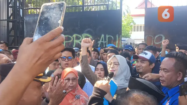 Ketua DPRD Sulsel Rachmatika Dewi saat menemui peserta aksi peringatan May Day 2025 (Liputan6.com/Fauzan)