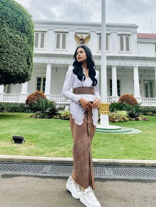 Maudy Ayunda kerap mengenakan pakaian tradisional saat bertugas di Istana Negara. Namun ia tak bisa meninggalkan kesan kekinian dengan memadukan unsur modern dan nuansa etnik. (Liputan6.com/IG/@maudyayunda).