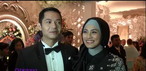 Pasangan Alyssa Soebandono dan Dude Harlino hadir di acara pernikahan Glenn-Chelsea dengan paduan busana bergaya modern dan tradisional. Mereka berdua terlihat elegan dengan balutan warna konsep ini.