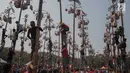 Warga mengikuti lomba Panjat Pinang Kolosal dalam rangka merayakan HUT ke-74 Kemerdekaan RI di Pantai Karnaval Ancol, Jakarta, Senin (17/8/2019). Sebanyak 174 batang pinang dengan beragam hadiah disediakan dalam lomba yang diikuti ratusan warga itu. (Liputan6.com/Faizal Fanani)