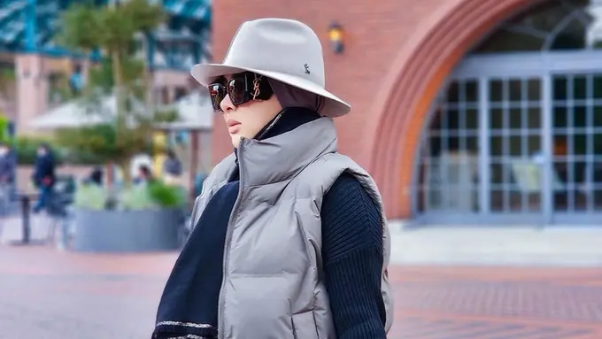 Gaya Glamor Syahrini Saat Pakai Topi Koboi, Konsisten Kece