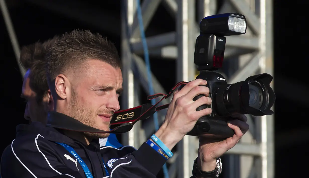  Jamie Vardy memotret kumpulan fans dari panggung saat parade trofi juara Liga Inggris 2015/2016 di Leicester, (16/5/2016). (EPA/Jon Super)