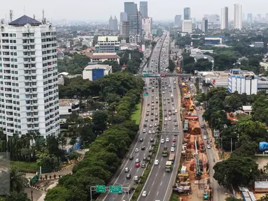 Pemandangan arus balik di Jalan Tol Lingkar Luar Jakarta-Serpong, Minggu (27/3). Kepadatan tersebut didominasi oleh kendaraan pribadi. (Liputan6.com/Fery Pradolo)