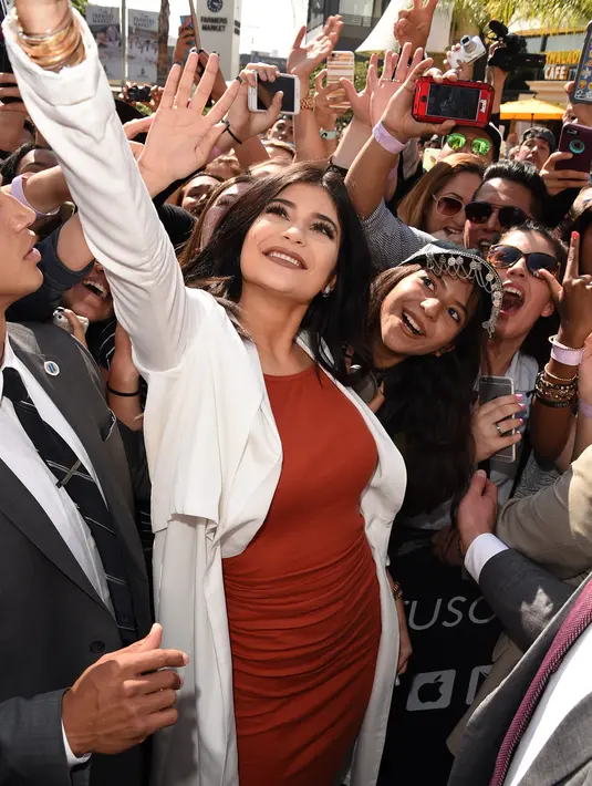 Kylie Jenner mengaku dirinya lebih menyukai tato yang bergambar mini dan kecil. Ia tak menyukai bentuk tato yang terlalu besar pada tubuhnya. (AFP/Bintang.com)