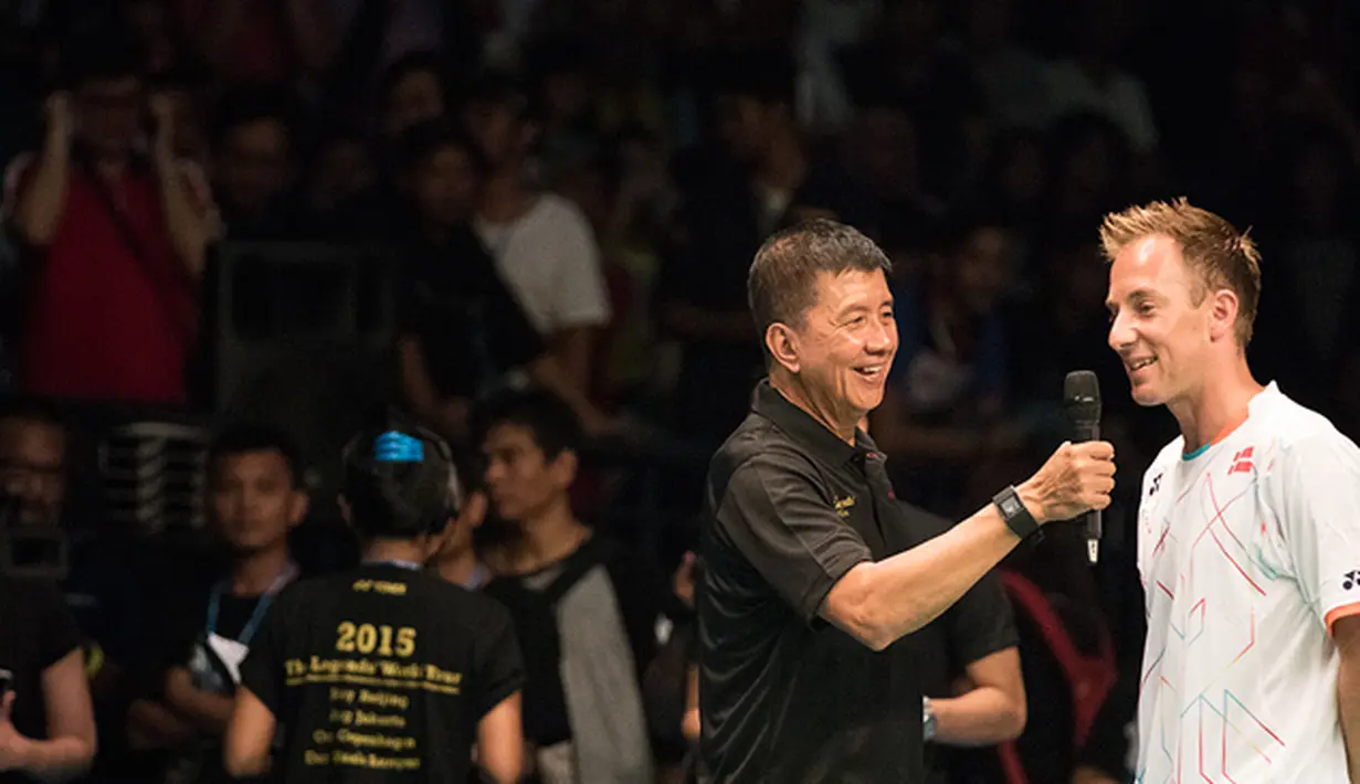 Pebulutangkis legendaris dunia Rudi Hartono mewawancarai legenda bulutangkis Denmark, Peter Gade jelang laga Yonex Legends Vision di GOR Asia Afrika, Jakarta, Senin (17/8/2015). (Bola.com/Vitalis Yogi Trisna)