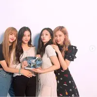 Blackpink selalu tampil dengan gaya dan fashion yang memukau. (dok. Instagram @blackpinkofficial/https://www.instagram.com/p/Bmz-PgzgqdD/Henry
