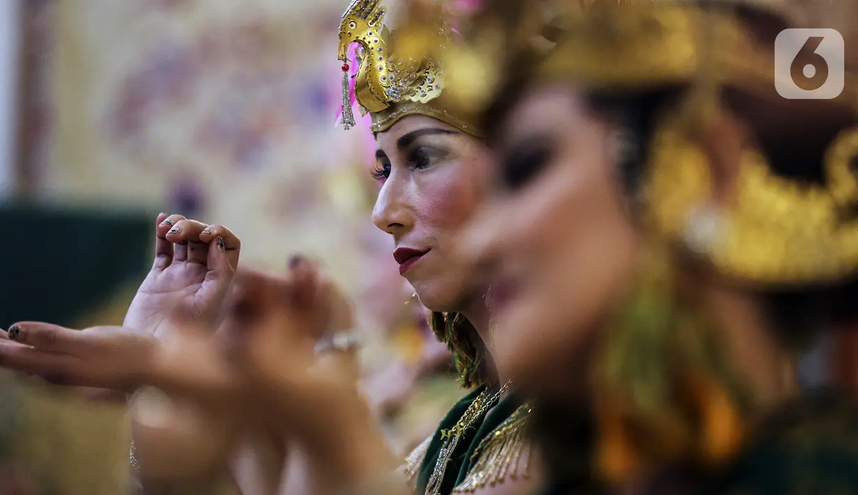 Yayasan Belantara Budaya Indonesia bersama Pemerhati Batik menggelar acara Gelaran Wastra di Hotel Sultan, Senayan, Jakarta, Jumat (4/2/2022). Gelaran Wastra kali ini mengangkat Batik Peranakan dalam rangka Imlek yang digelar 4-6 Februari 2022 di lobi Hotel Sultan. (Liputan6.com/Johan Tallo)