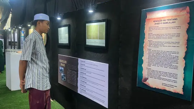 Para Pelajar dan santri melihat kitab kuning yang dipamerkan dalam festival kitab kuning 2024 (Istimewa)