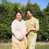 Sang kakak, Vira Munaf tengah mengandung anak pertamanya. Vira dan Sherina pun kompak berkebaya diacara syukuran kehamilan tersebut. Credit: (@sherinasinna)