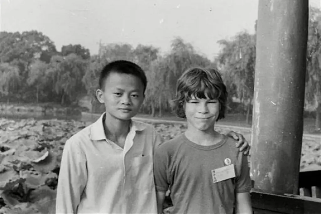 Jack Ma dan David Morley di taman Hangzhou, 1980. (Supplied)